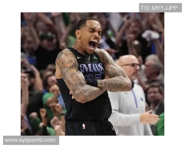 足球明星抱胸庆祝瞬间展现自信与荣耀的完美结合