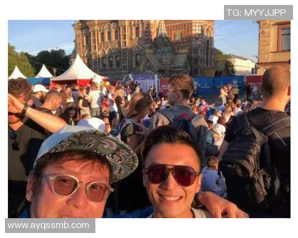 谭咏麟与足球明星亲密合影展现友谊与热爱运动的精彩瞬间