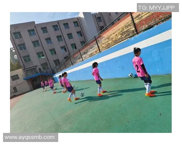 全场观众齐声欢呼致敬传奇足球明星的荣耀时刻 全场观众齐声欢呼致敬传奇足球明星的荣耀时刻